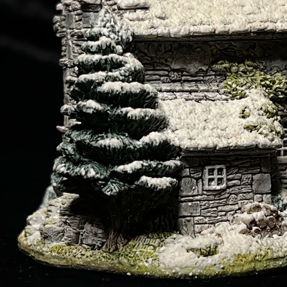 Lilliput Lane | Patterdale Cottage | Lakeland Christmas Collection - Picture 6 of 15